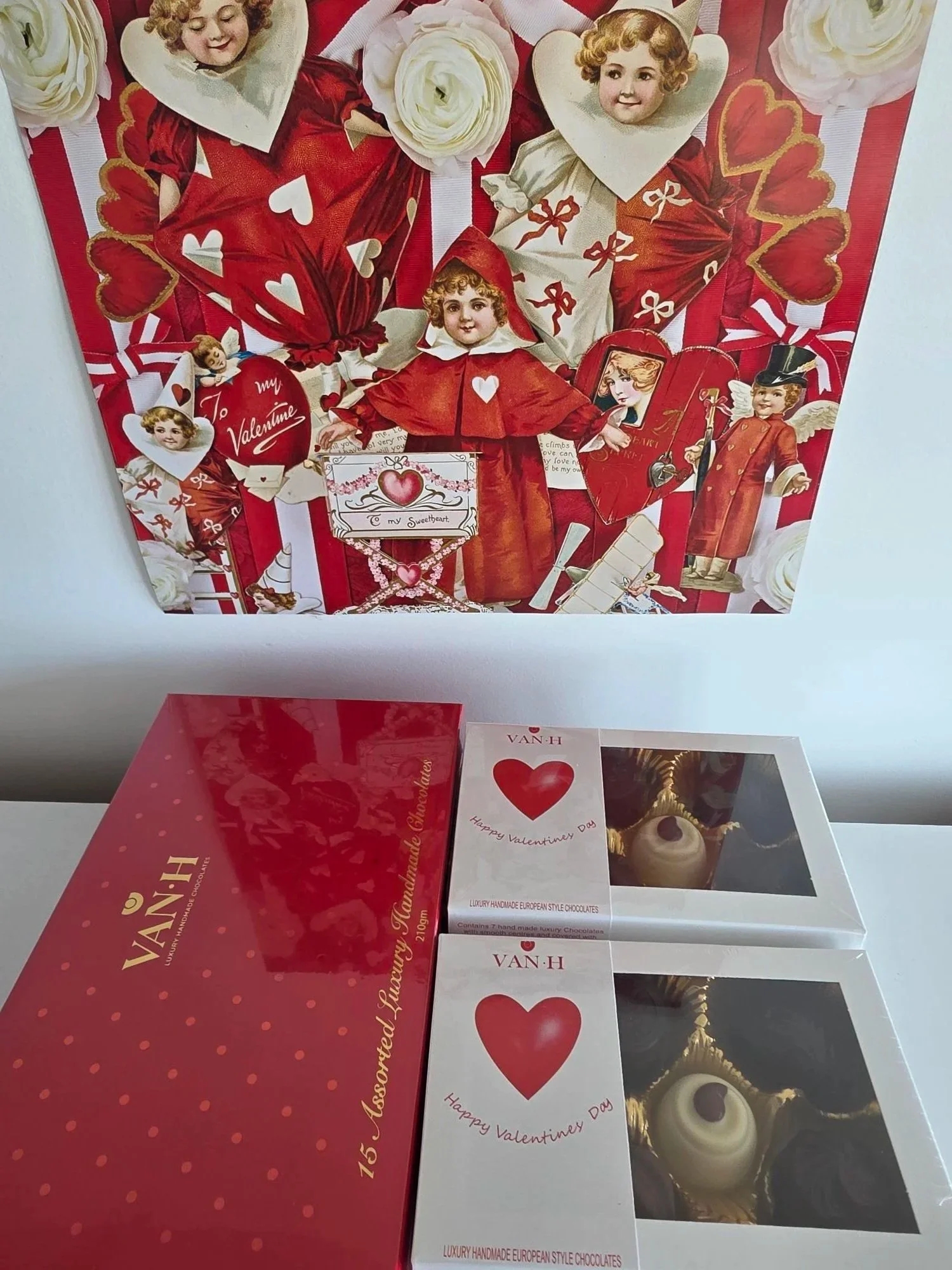 Red Dot 210-gram gift box 15pcs and Valentines Day 100-gram gift box 7pcs