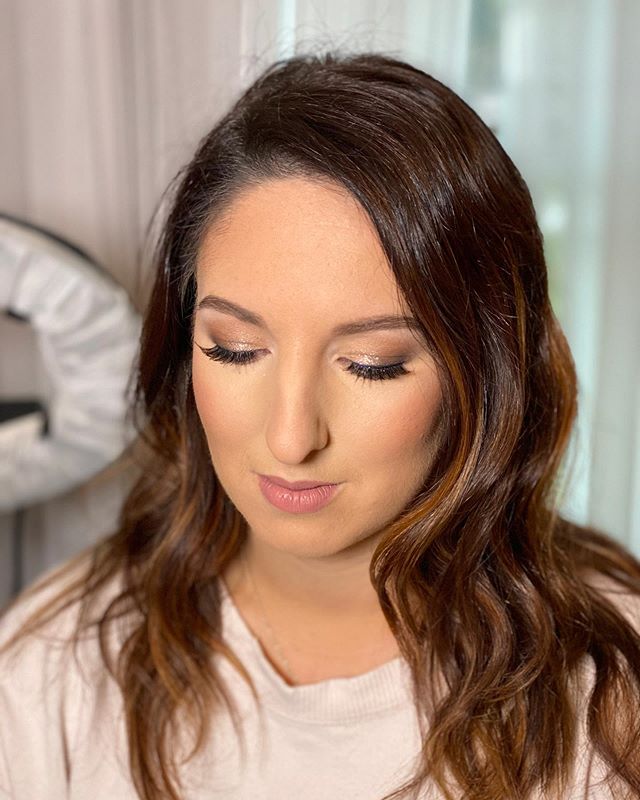 I love wedding season but there&rsquo;s something about makeup this time of year..glitter everywhere &amp; airbrush faces 🖤
&bull;
&bull;
&bull;
#makeupartist #temptuairbrush #temptumakeup #airbrushmakeup #hudsonvalleyweddings #hudsonvalleymakeupart