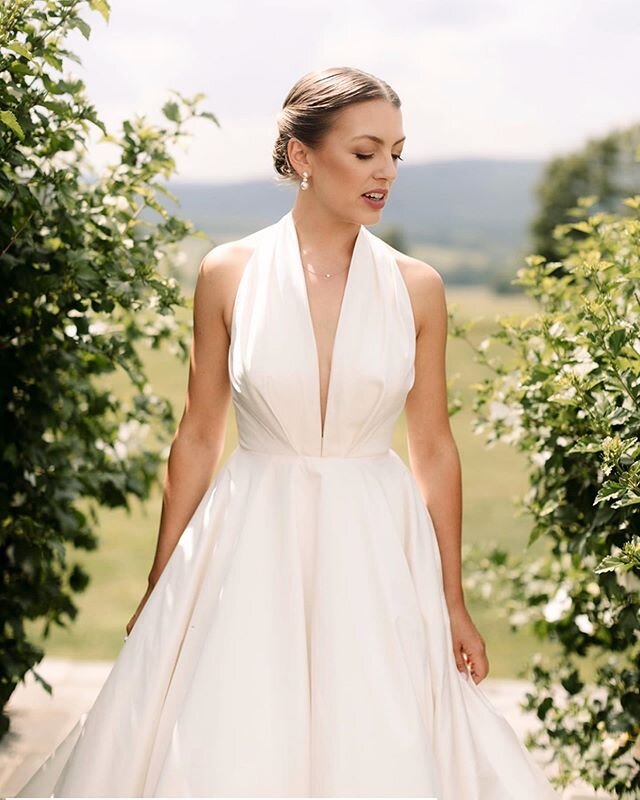 Today let&rsquo;s throw it back to this classic beauty from July of 2019. This bride was naturally beautiful in every way and @lionrockfarm was a stunning backdrop for her!
&bull;
&bull;
𝙼𝚊𝚔𝚎𝚞𝚙 @emilyellemakeup
𝙿𝚑𝚘𝚝𝚘𝚐𝚛𝚊𝚙𝚑𝚢 @henryandm