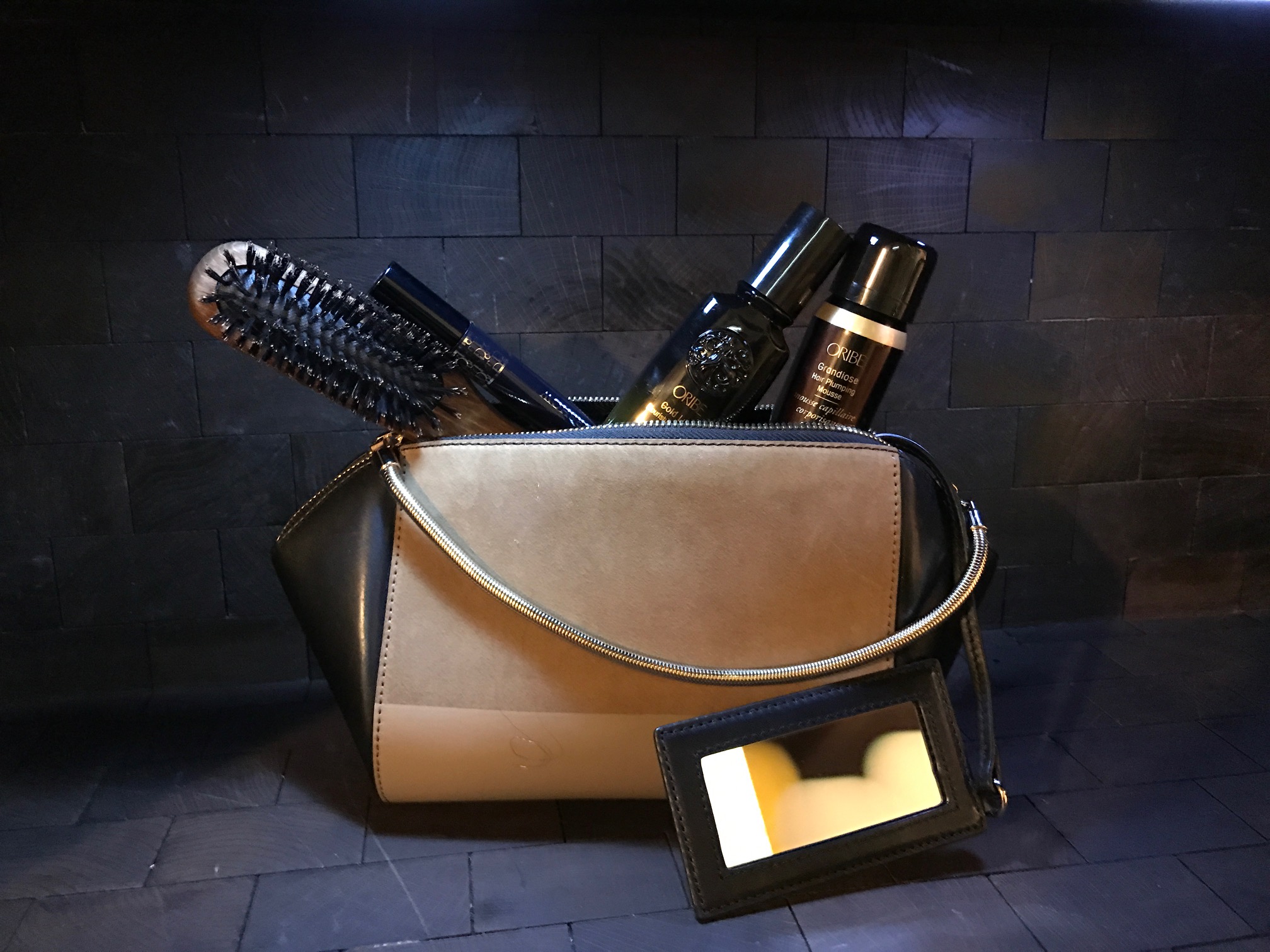Natur Børste, Oribe Gold Lust Nourishing Hair Oil, Oribe Grandiose Hair Plumping Mousse. Veske lånt fra MA Vintage