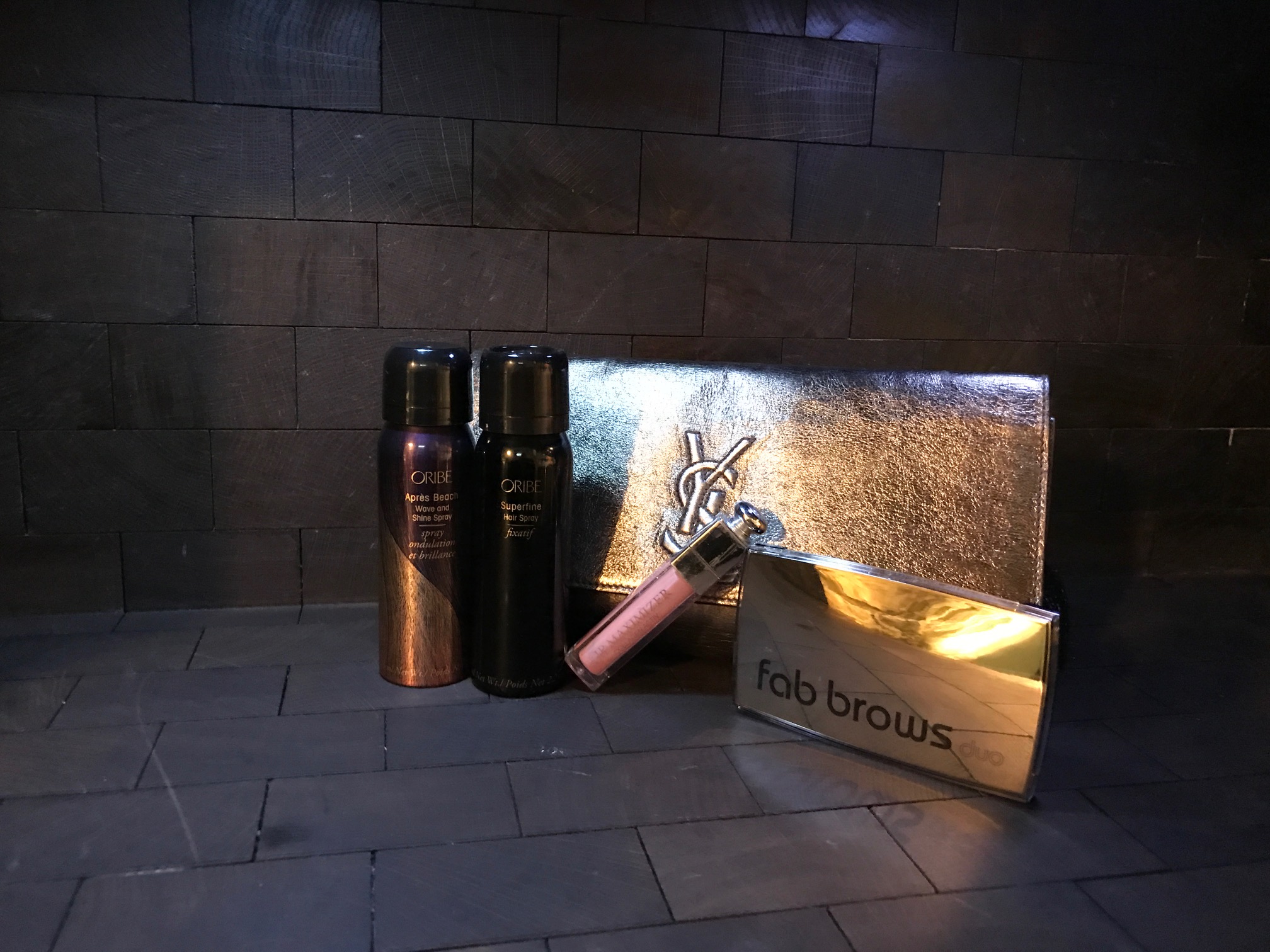 Oribe Apres Beach Wavw and Shine Spray, Oribe Superfine Hair Spray, Fab brows bryns palette. Veske lånt fra MA Vintage.