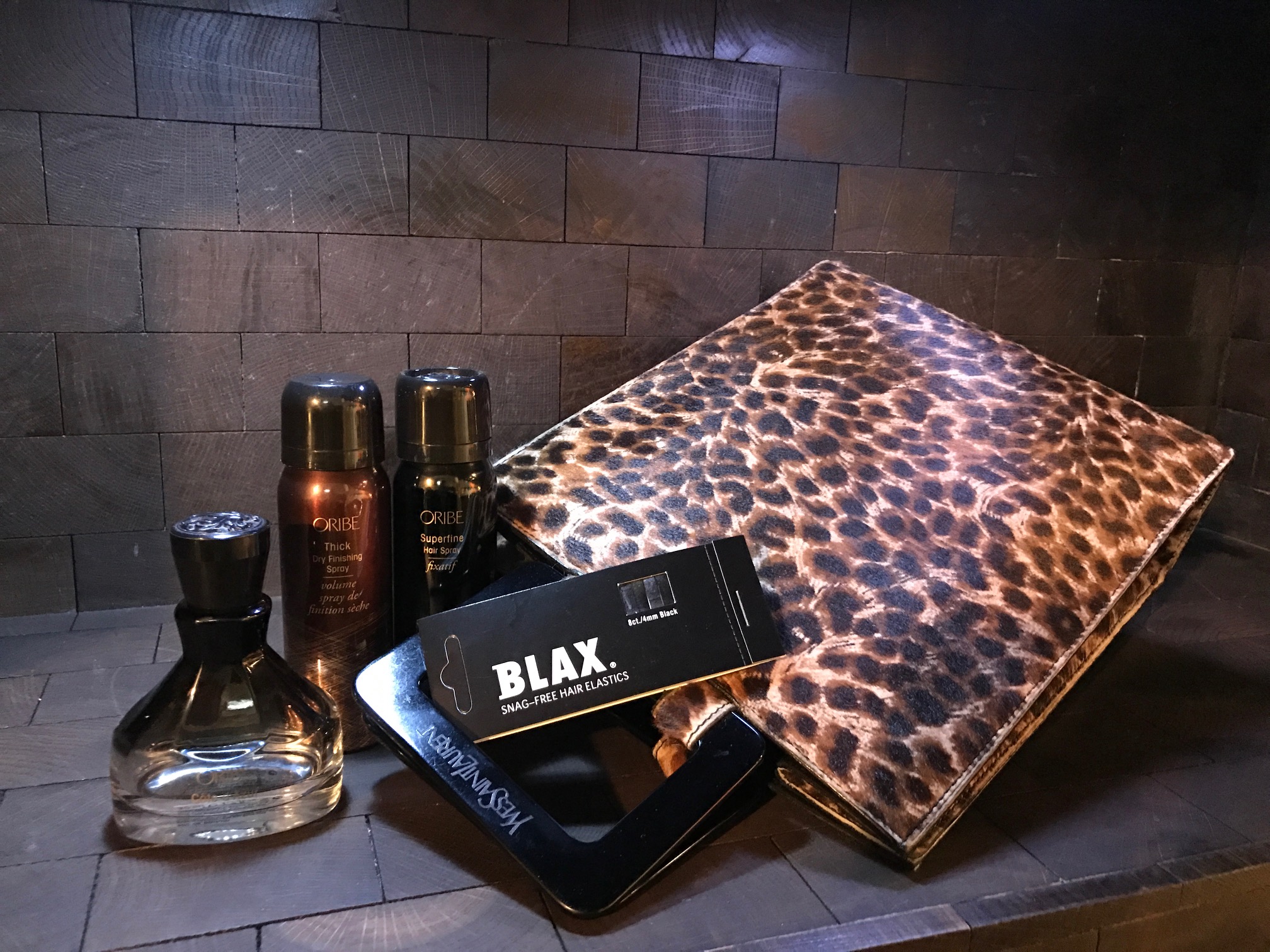 Oribe Côte d´azur Eau de Parfume, Oribe Thick Finishing Spray, Oribe Superfine Hair Spray, Blax Hårstrikker. Veske lånt fra MA Vintage.