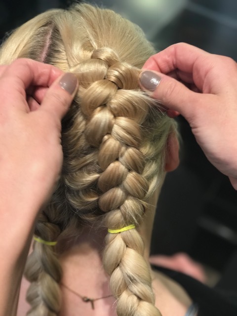 Steg 7: dra ut flettene, så de blir fyldigere