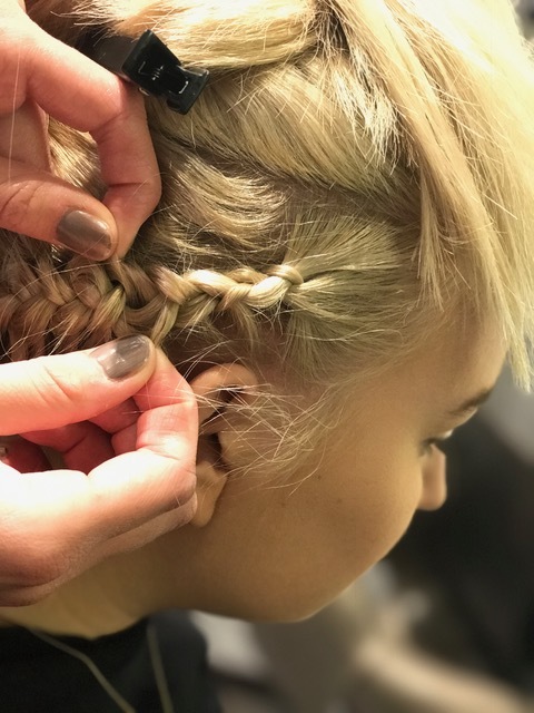 Steg 4: Dra ut flettene for å oppnå mer fylde i flettene. Pass på å ikke dra de ut for mye, da vi fortsatt vil beholde flettemønsteret