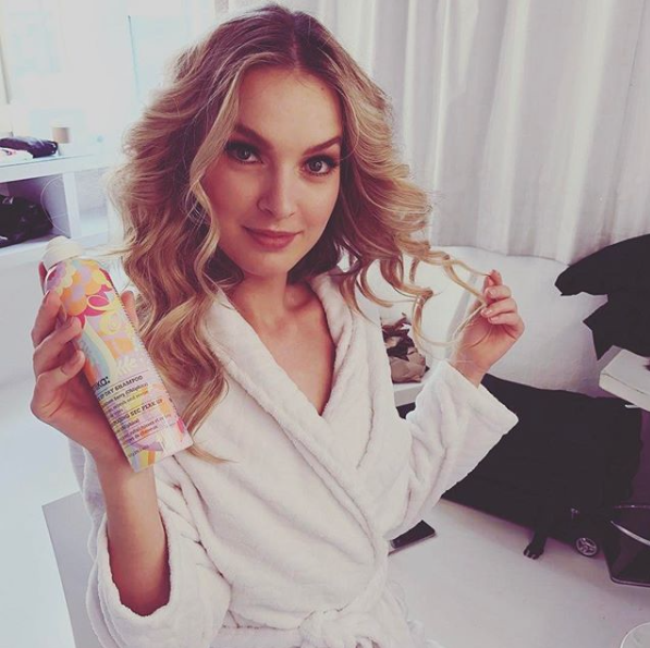 Perk Up Dry Shampoo gir håret nytt liv, fin tekstur og etterlater ingen produktrester i håret. Photo credit: instragram @theanaville via @love_amika 