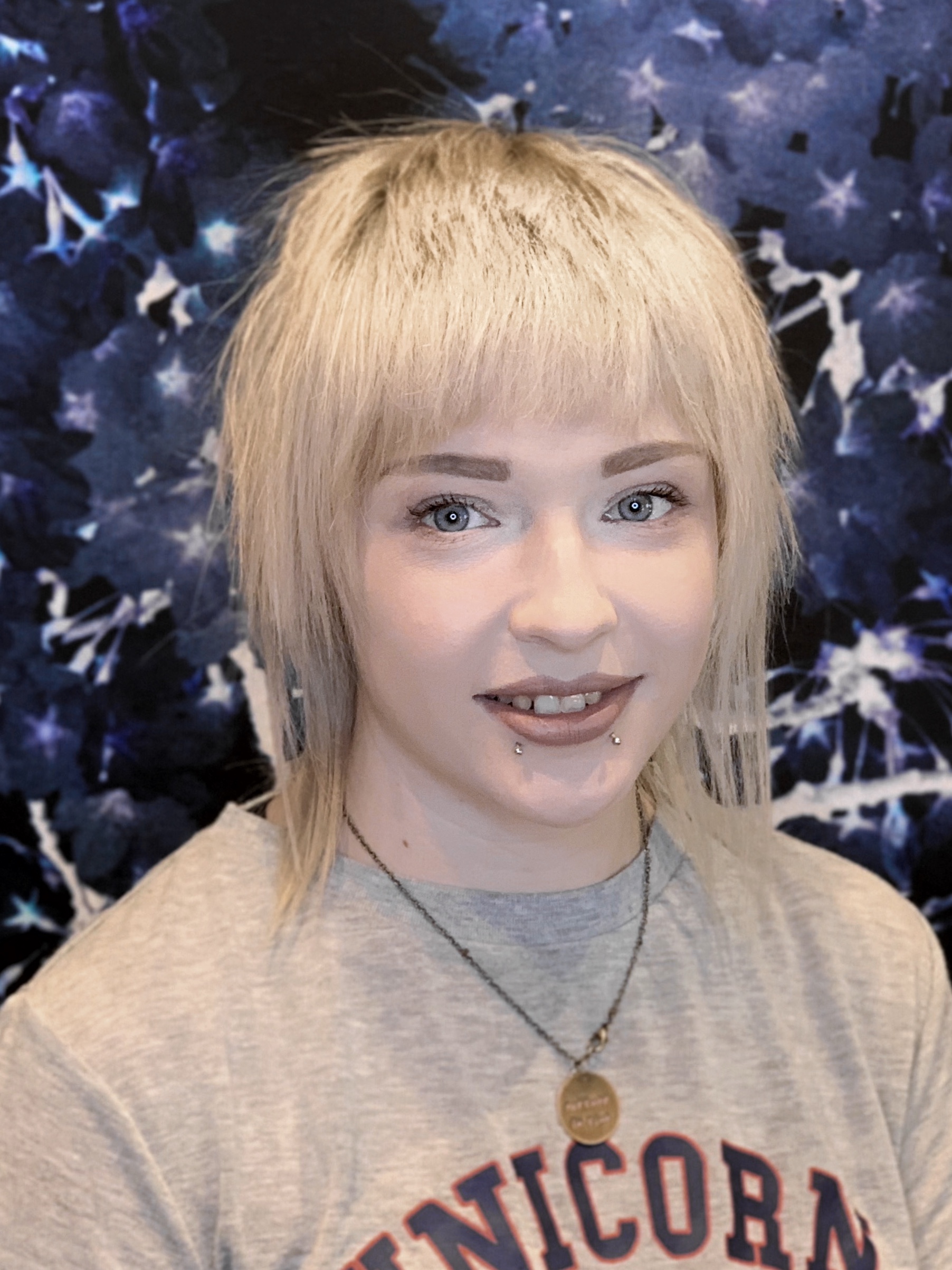 VILDE MARIE - FRISØR Vilde er en nysgjerrig og dyktig frisør utdannet ved Vestfold Frisørskole. Hun begynte på Floww i 2015, og er verken redd for nye utfordringer eller spennende farger. Hun er også godkjent og sertifisert av Blomdahl til å ta profesjonelle ørepiercinger. Vilde tørr å by på seg selv, noe både gamle og nye kunder elsker ved henne!