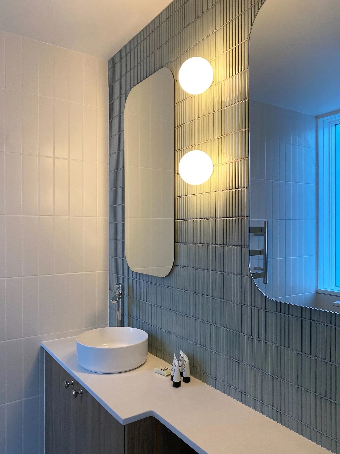 Day in the Life: Let’s Talk Lighting💡Lighting can completely change the feeling of a space, and it’s one of the most important (but often overlooked) parts of a design.
If you can avoid grid-style ceiling lights, do. But if you do need