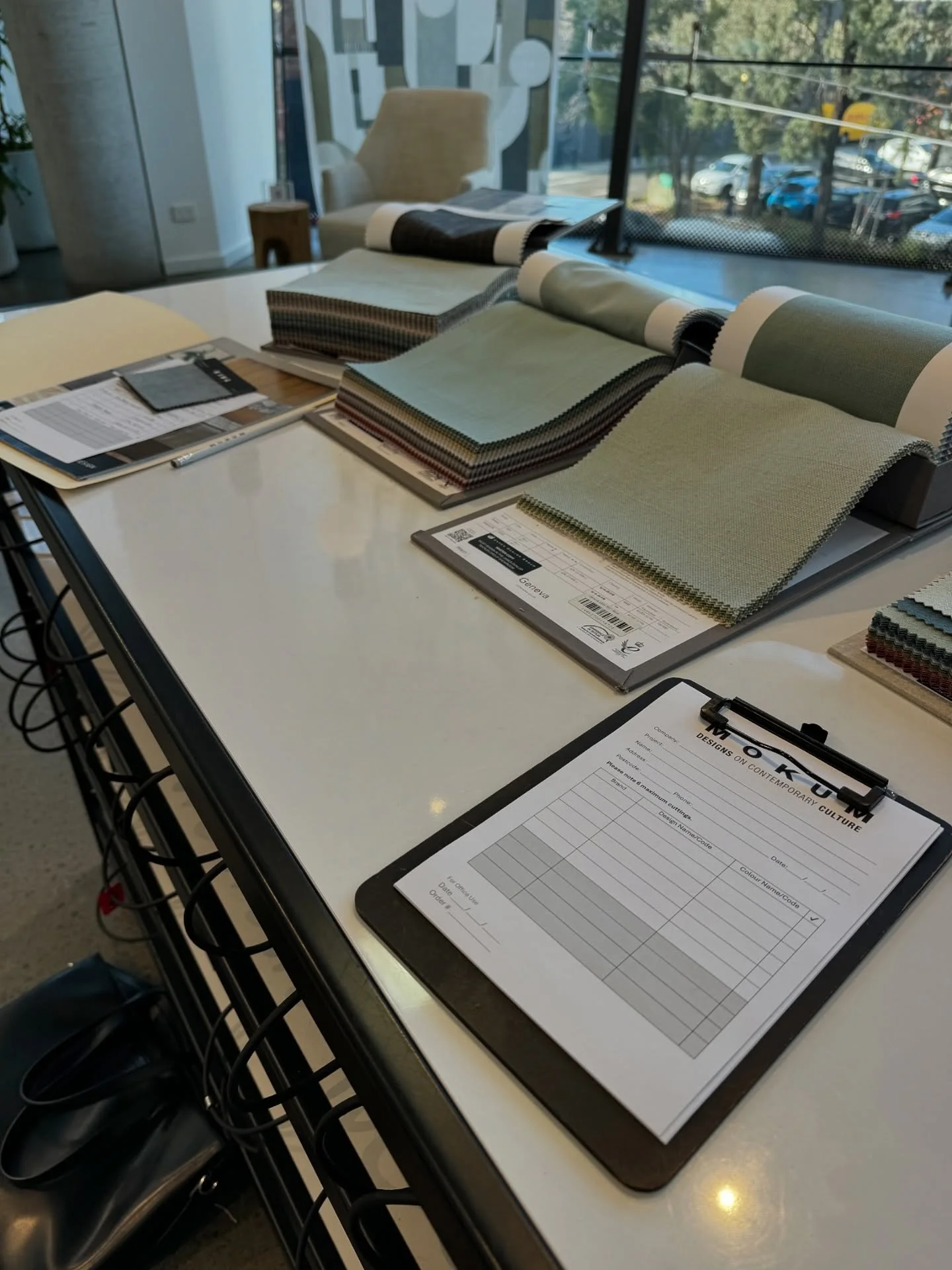 Day in the Life: Fabric House Visit 🧵✨ Sourcing fabrics for bedding involves a lot of decision-making: balancing texture, weight, and tone to get the feel and finish just right. I always find a quick visit to the showroom is faster (and far less fru