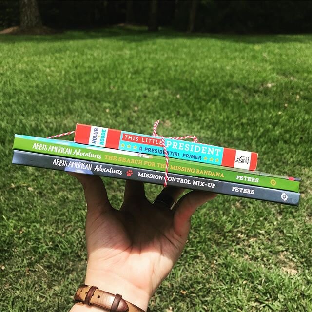 Now that&rsquo;s a good lookin&rsquo; trio! 🇺🇸What are your favorite go-to books to gift? 📚

#seekadventure #author #writer #gift #abbisamericanadventures #read #littlepresidents #childrensbooks @joan.holub