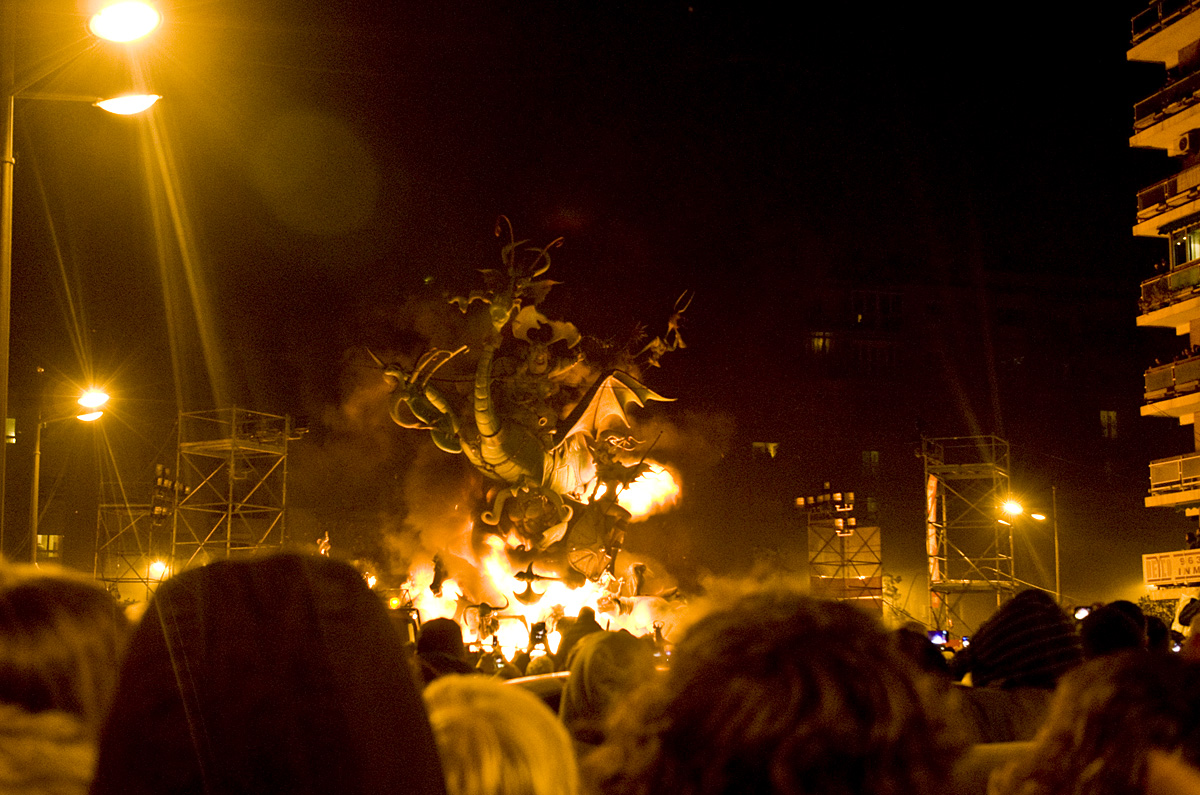 On March 19 at midnight (more or less) all of Valencia's fallas meet the same fate: they are burned to the ground. On March 20 virtually every sign of Las Fallas will have been removed from the city. Everyone may have a slightly different interpretation of the significance of the destruction of such beautiful works of art that embody so much talent, creativity, dedication, work, and money. I like to think of it as I think of the entire week I spent in Valencia: We must enjoy the precious moments we are fortunate to experience, we should be fully present for them, make the most of them, knowing that nothing is permanent.