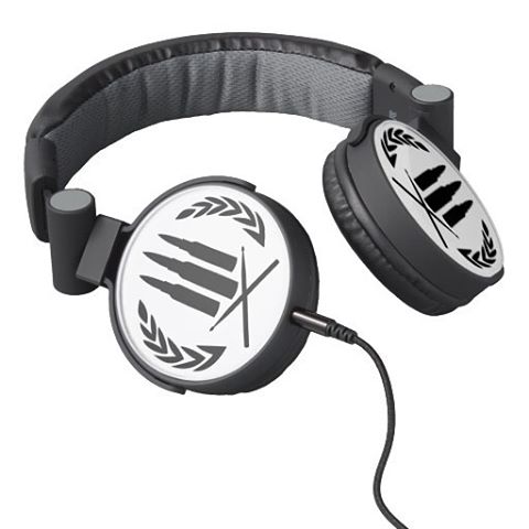 Drums &amp; Ammo Headphones
Solid glass design panels designed to be scratch resistant and look awesome.
Vegan leather padding ensures maximum comfort for extended listening.
On-ear swivel cup designed to allow for makeshift speakers.
40mm drivers tr