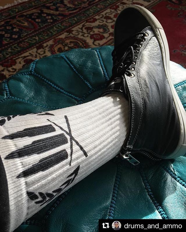 #Repost @drums_and_ammo
・・・
@drums_and_ammo socks X @suruclothingbrand Unlace with Black shoestrings #DNA #buylocal #oaklandart #oaklandbusiness &bull; &bull; &bull;
[Our gear speaks to an audience of builders, destroyers and aficionados. We are a vo