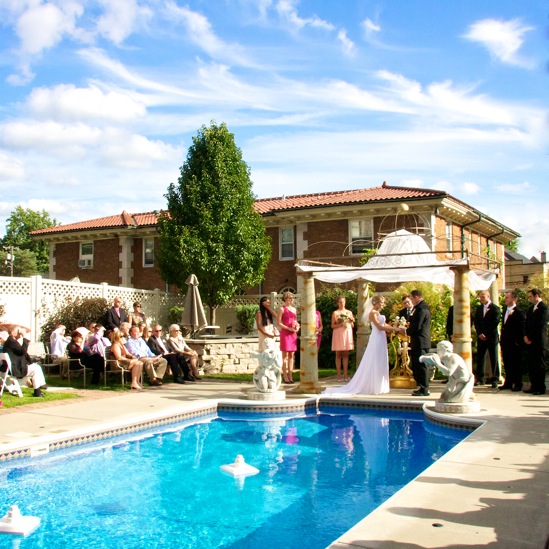  A Poolside Wedding 
