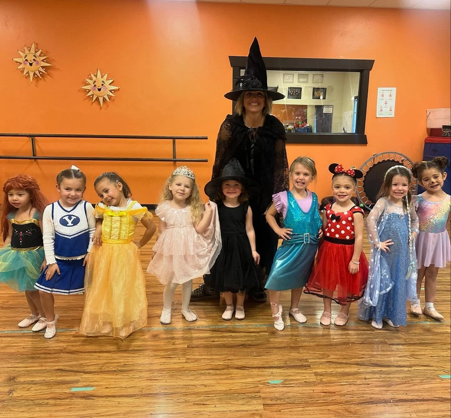 Happy halloween week! These dancers are full of Halloween spirit, fun and sugar‼️👻🎃 

#jnpdancers #dancestudio #utahdancestudio #recreationaldance #dancetraining