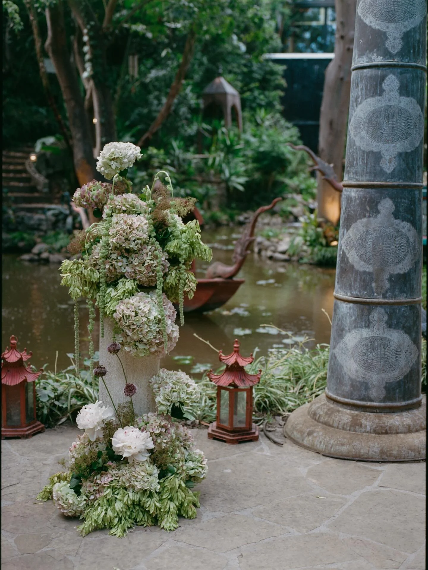 The ceremony was so simple and meaningful. From the soft floral backdrop to the emotional vows, everything felt just right for Montana and Luke. One of our favorite moments of the day. 

Photo @samanthadeanphoto 
Planning &amp; Florals @hellogemevent