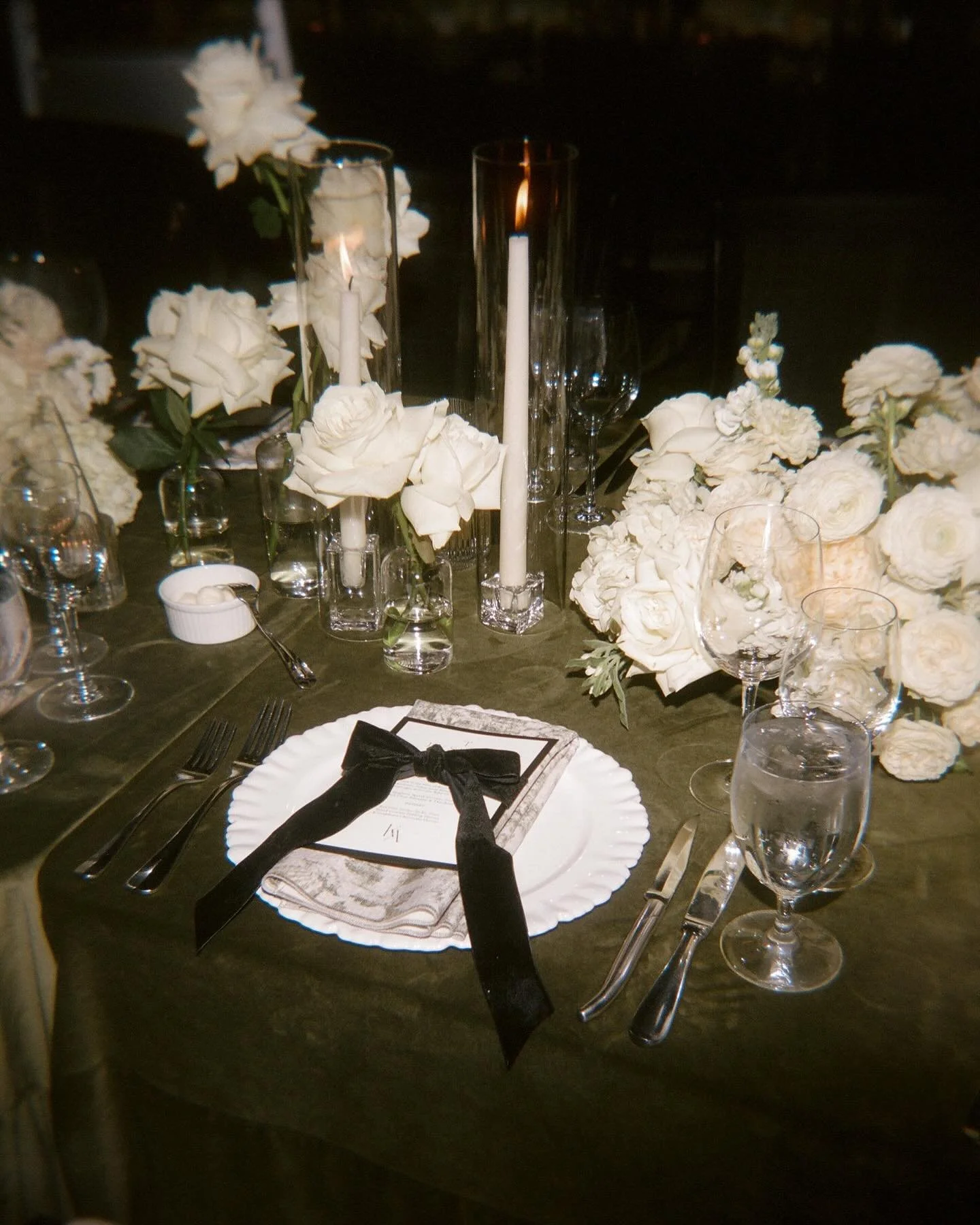 Fresh, crisp, and perfectly set. This green and white tablescape is giving timeless elegance with a touch of garden charm. Here&rsquo;s to slow dinners, good company, and beautiful details!

Photo @amygoldingphoto 
Florals &amp; Planning @hellogemeve