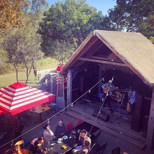 A bird&rsquo;s eye view from our balcony...
🎶
@thedreggsmusic playing to a packed house this afternoon, downstairs at @flowbar_oldbar ...
.
.
#musichotel #uniquehotels #boogiewoogiebeachhouse #alittlepocketofawesomeness #thedreggsmusic #welovemusic 