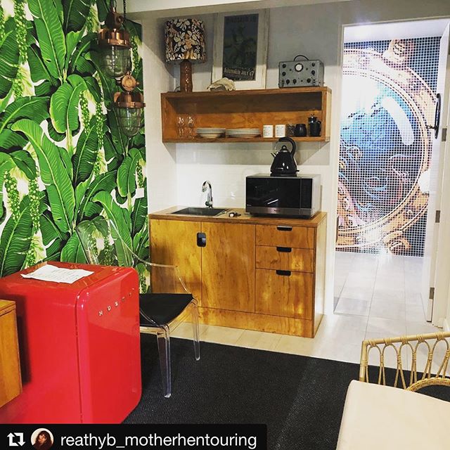 Come back soon @reathyb_motherhentouring and #nickbarker ・・・
Repost @reathyb_motherhentouring ・・・
Back at @flowbar_oldbar in the @boogiewoogiebeachhouse  Feels like home 😍😍😍