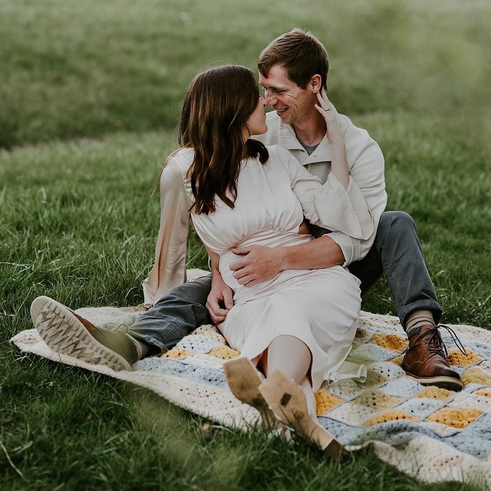 I had the CUTEST engagement/maternity announcement this week ❤️ I can finally share all the fun with all of you!! Congratulations to Rosemary + Brennen on a very exciting year 👏👏👏 

#indianaphotographer #bump #indiana #maternityannouncement #engag