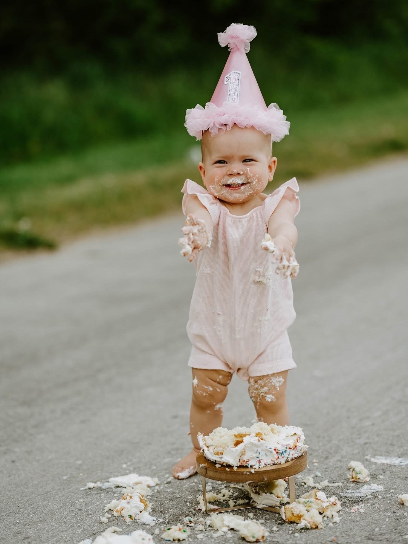 Wyatt was SO sweet at her 1-year session 🎂 She devoured her cake and left no piece behind!!