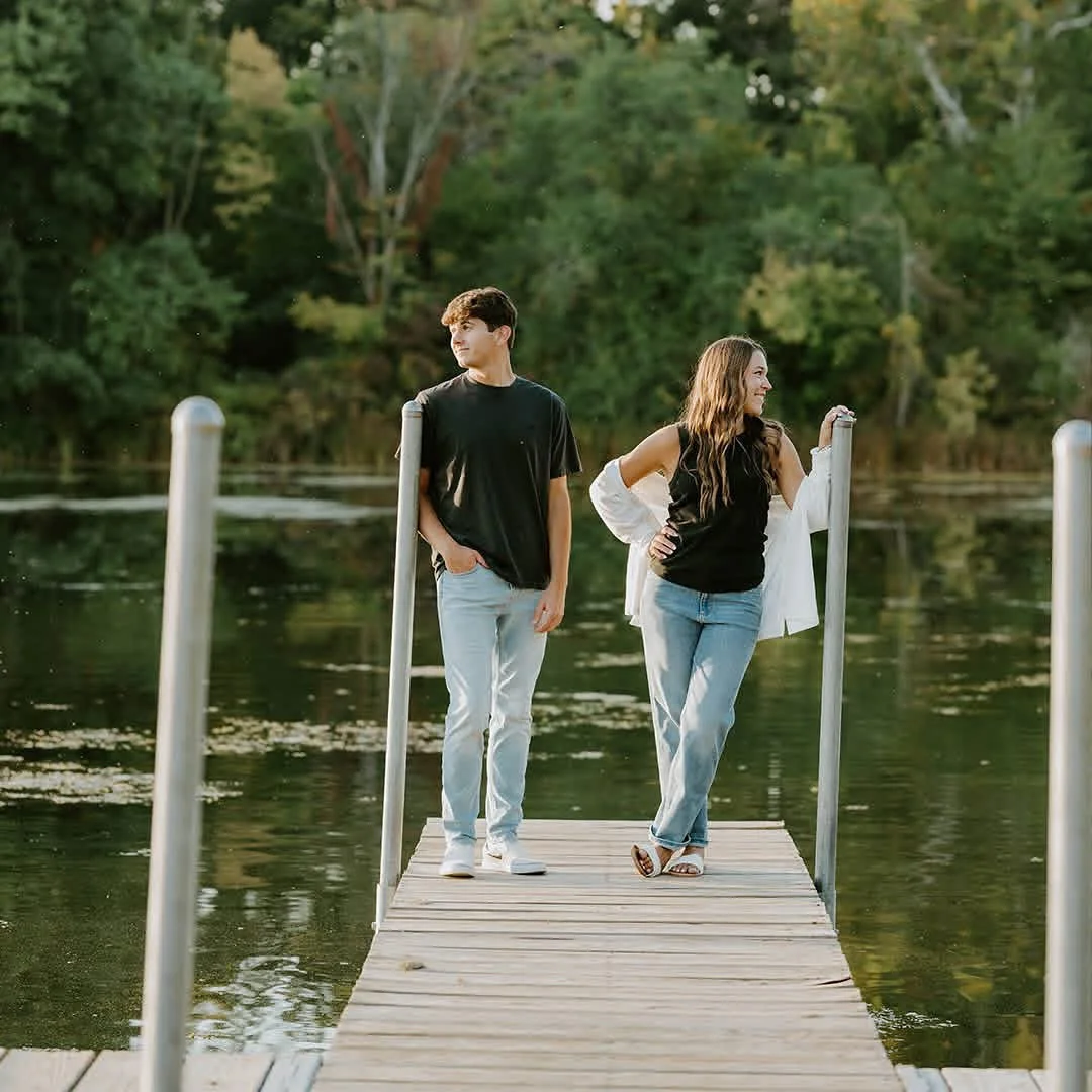 Olivia + Andrew had the most gorgeous engagement session 🌅 Wishing I could pack myself up and capture their destination wedding! 

Thank you two for a fun evening ❤️ 

#indianaphotographer #engagementsession #indianaengagementphotographer #fortwayne