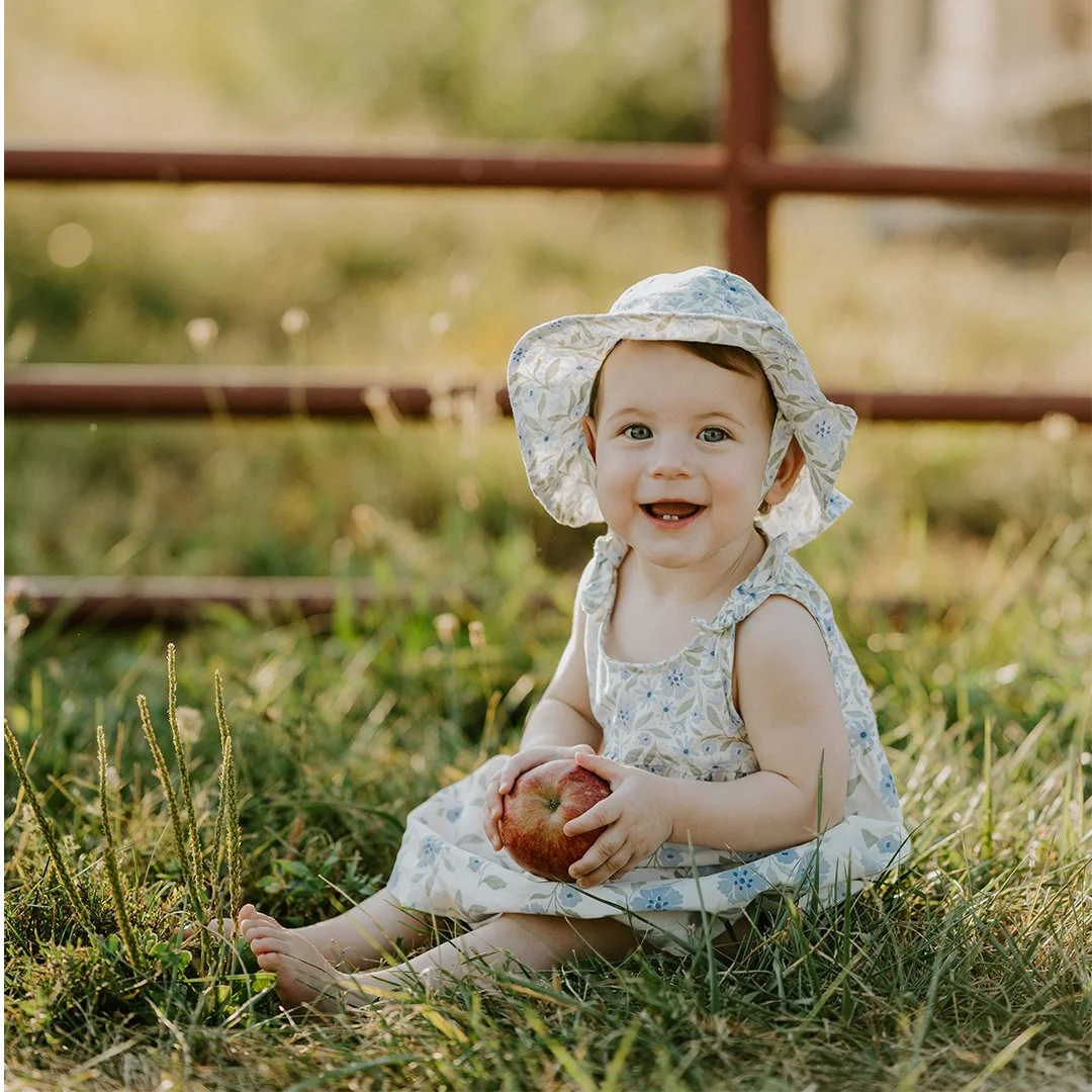 Anna was a literal superstar for her one-year photoshoot 🍎 #oneyear