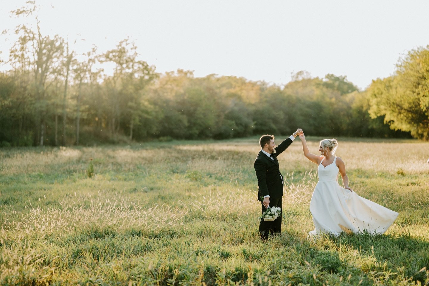 Don&rsquo;t get me wrong, I love a good snowfall, BUT you just can&rsquo;t beat these fall evenings. 🙌 

We shot at 3 different locations for the Hammond Wedding, but a classic field at sunset will forever be a favorite. A wedding day is a BIG day a