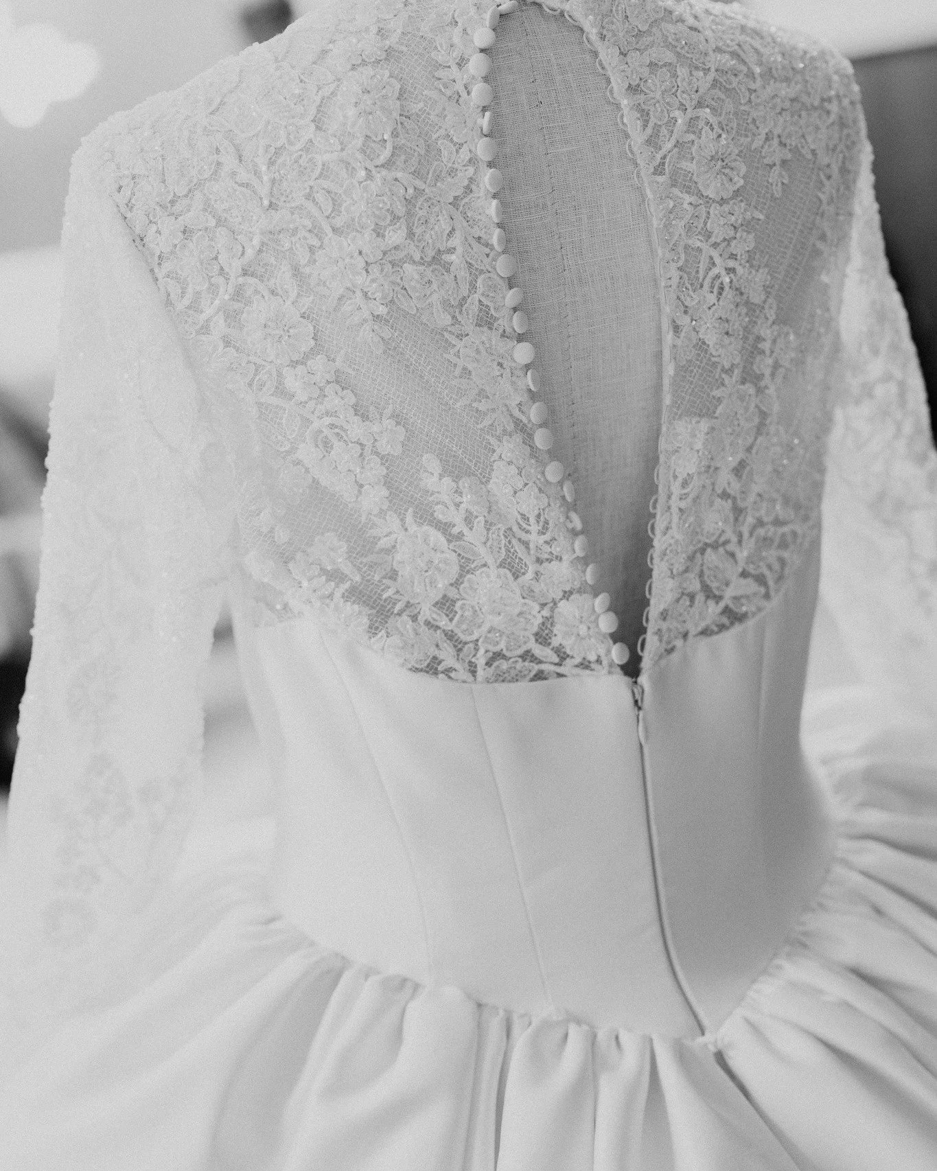 Don't miss this dress 🤩 STUNNING! 

Bodice | winter wedding dress | fort wayne wedding | winter wedding | indiana wedding photographer