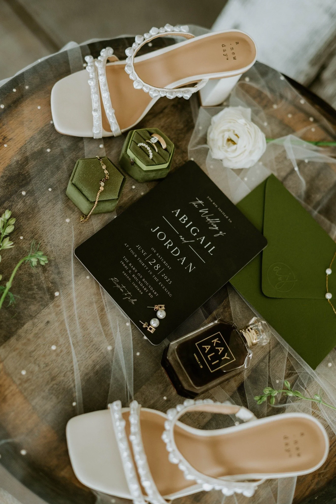 Venue Spotlight ✨Details at @thebarnonboundary 

If you're looking for the cutest wedding venue with some of the best rustic charm, you've found it! Located in Eaton, Indiana, I adore shooting weddings here ❤️ 

The venue offers a wide variety of pho