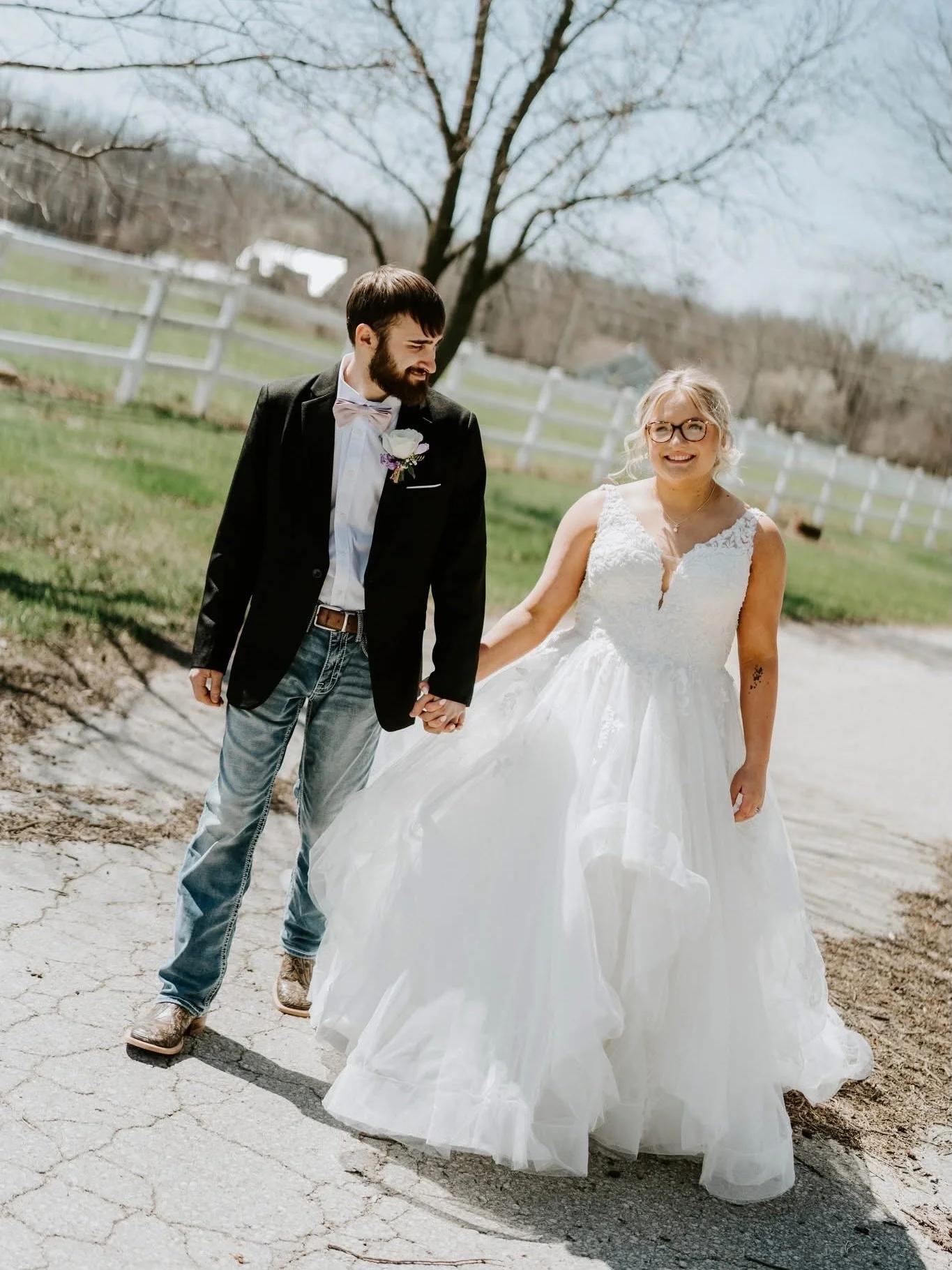 Emma + Lukas 💍🌷

It felt good to edit some photos today! These two tied the knot at the end of March on a stunning spring day ☀️ Don&rsquo;t miss their sneak peek. 

Maternity leave will end in May, but I had one wedding during my leave where I had
