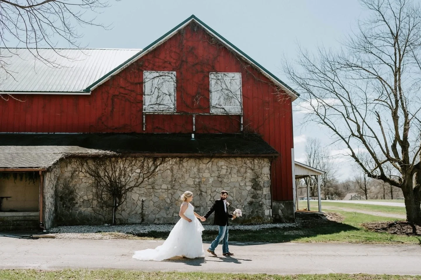 Lead the way 💕 

#rusticwedding #barnwedding #indianaweddingphotographer #ohioweddingphotographer
