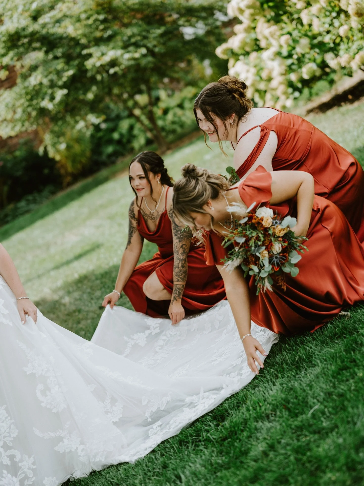 Swipe for the prettiest hydrangeas 🌸🌸🌸

#indianaweddingphotographer