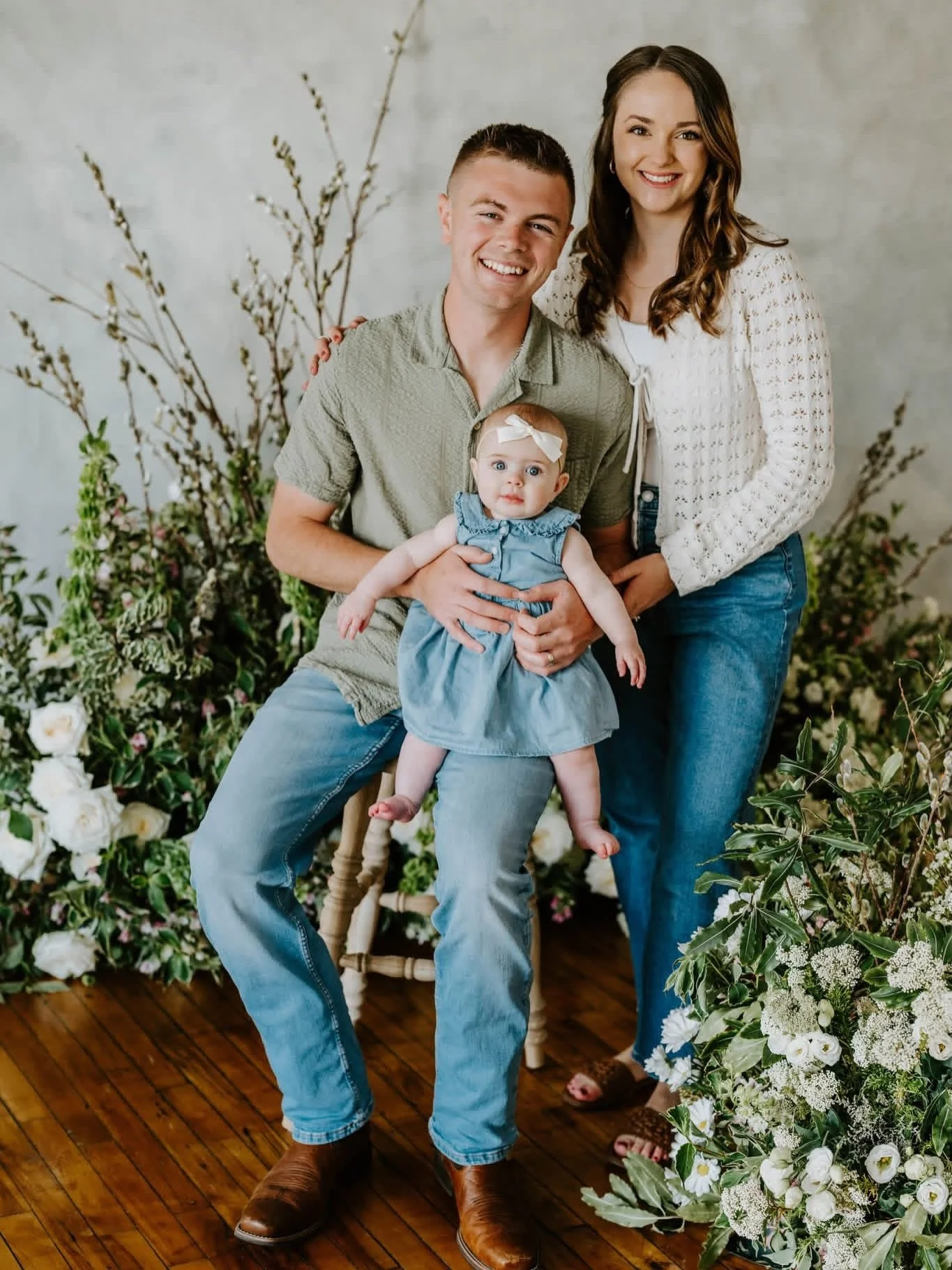 Whew!! Spring minis were a HUGE hit, thank you to everyone who came out, @parlorstudios for hosting, and @annegreyflowers for the beautiful florals ❤️ simply stunning!! 

I have finally sorted through ALL the spring minis, but have not had a chance t