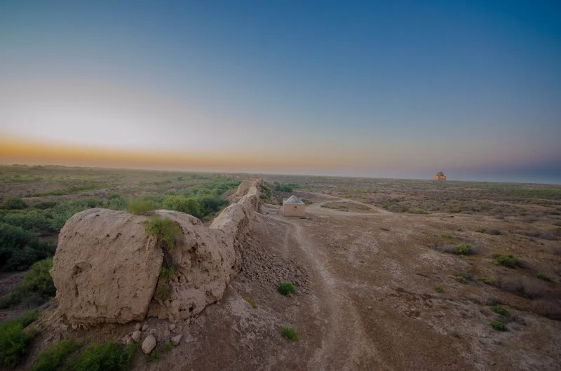 The city wall.. in the distance you can see one of the restored building… atleast i think it is.. can’t read Turkmen… :(