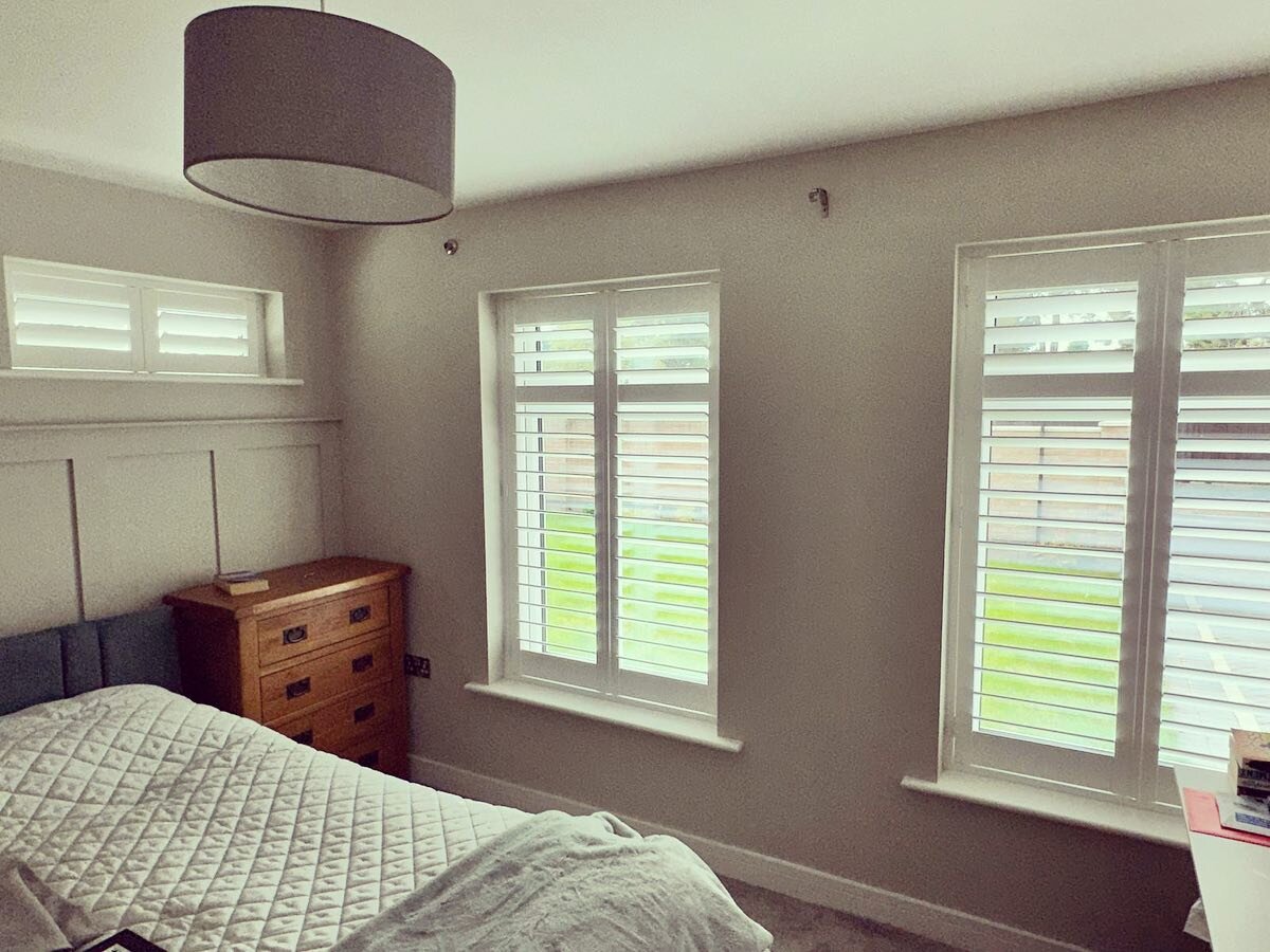 Lovely bedroom and front of house installation in St Leonards this week.
Hardwood shutters, in pure white with 89mm louvres and the easy tilt mechanism.
.
.
.
#stleonards 
#plantationshutters #windowshutters #bespokeshutters #madetomeasure #shutters 