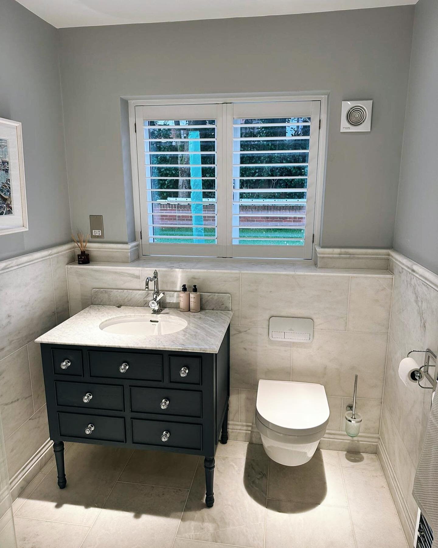 Waterproof faux wood shutters are the perfect addition to this beautiful bathroom.
89mm louvres, with the easy tilt mechanism.
.
.
#plantationshutters #windowshutters #bespokeshutters #madetomeasure #shutters #shutterblinds #whiteshutters #interiorsh