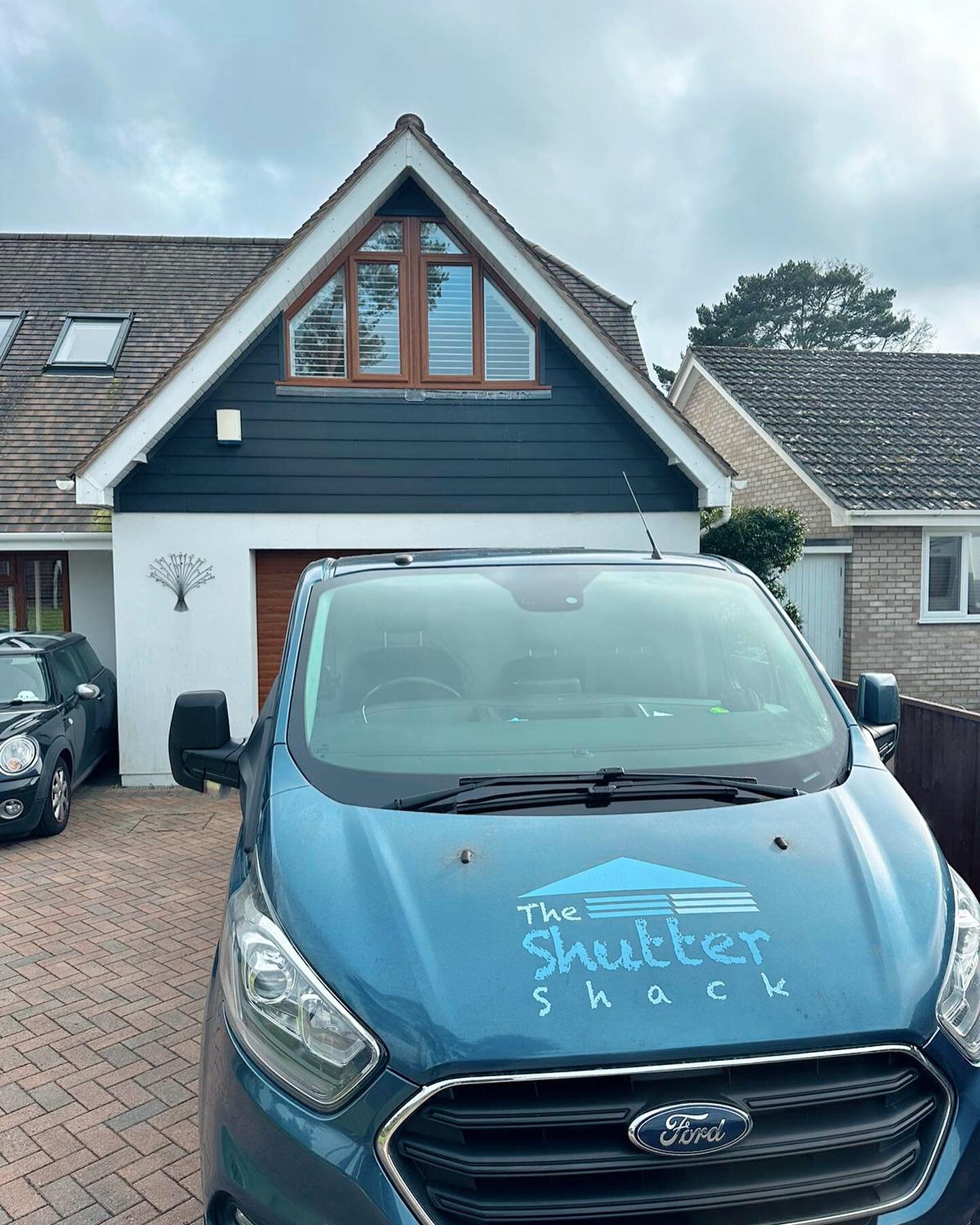 We were in #AshleyHeath this afternoon installing this lovely Hardwood shutter in the Craft White paint finish. 76mm louvres with Easy Tilt mechanism.
.
.
.
#plantationshutters #windowshutters #bespokeshutters #madetomeasure #shutters #shutterblinds 