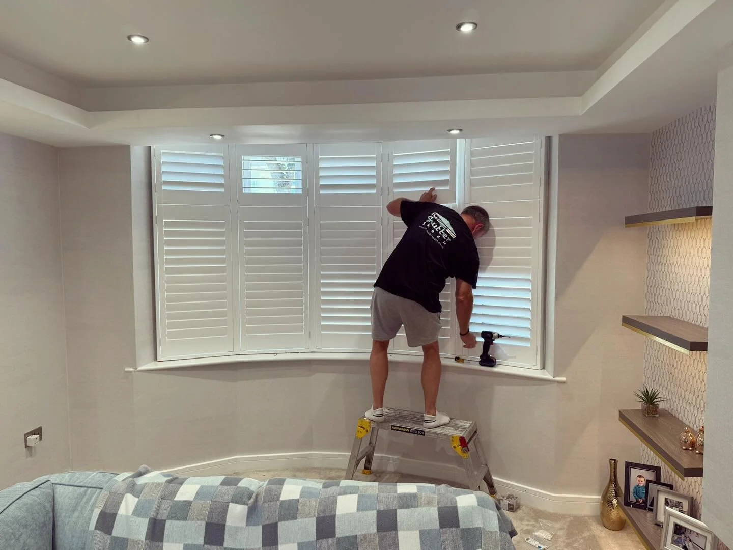 Lounge and bedroom shutters installed today to this beautiful home in Moordown.
89mm louvres in Pure White, with the Easy Tilt Mechanism.
.
.
.
.
#plantationshutters #windowshutters #bespokeshutters #madetomeasure #shutters #shutterblinds #whiteshutt