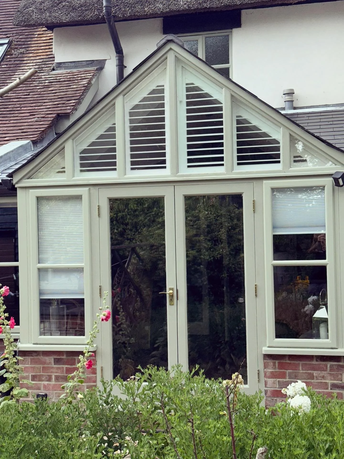 Hardwood shaped shutters install to the top of this beautiful garden room in Holt last week.
89mm louvres, with the easy tilt mechanism and in pure white.
Shutter pole provided to access the louvres at the top!
.
.
.
.
#plantationshutters #windowshut