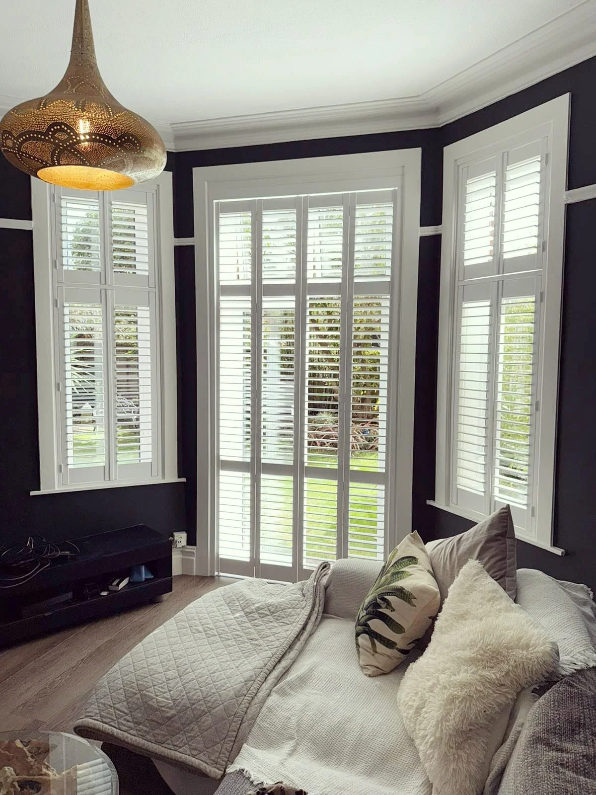 Beautiful Hardwood Shutters installed to this gorgeous living room in Charminster yesterday.
64mm Louvres, Tier on Tier to the side windows, in pure white with the Easy Tilt Mechansim
.
.
.
#plantationshutters #windowshutters #bespokeshutters #madeto