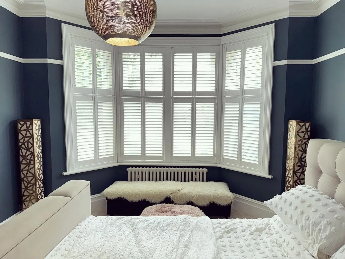 Check out this Tier on Tier Hardwood Shutters installed to this beaut of a bedroom in Charminster!
64mm louvres in Pure White with the Easy Tilt mechanism.
.
.
.
.
#plantationshutters #windowshutters #bespokeshutters #madetomeasure #shutters #shutter