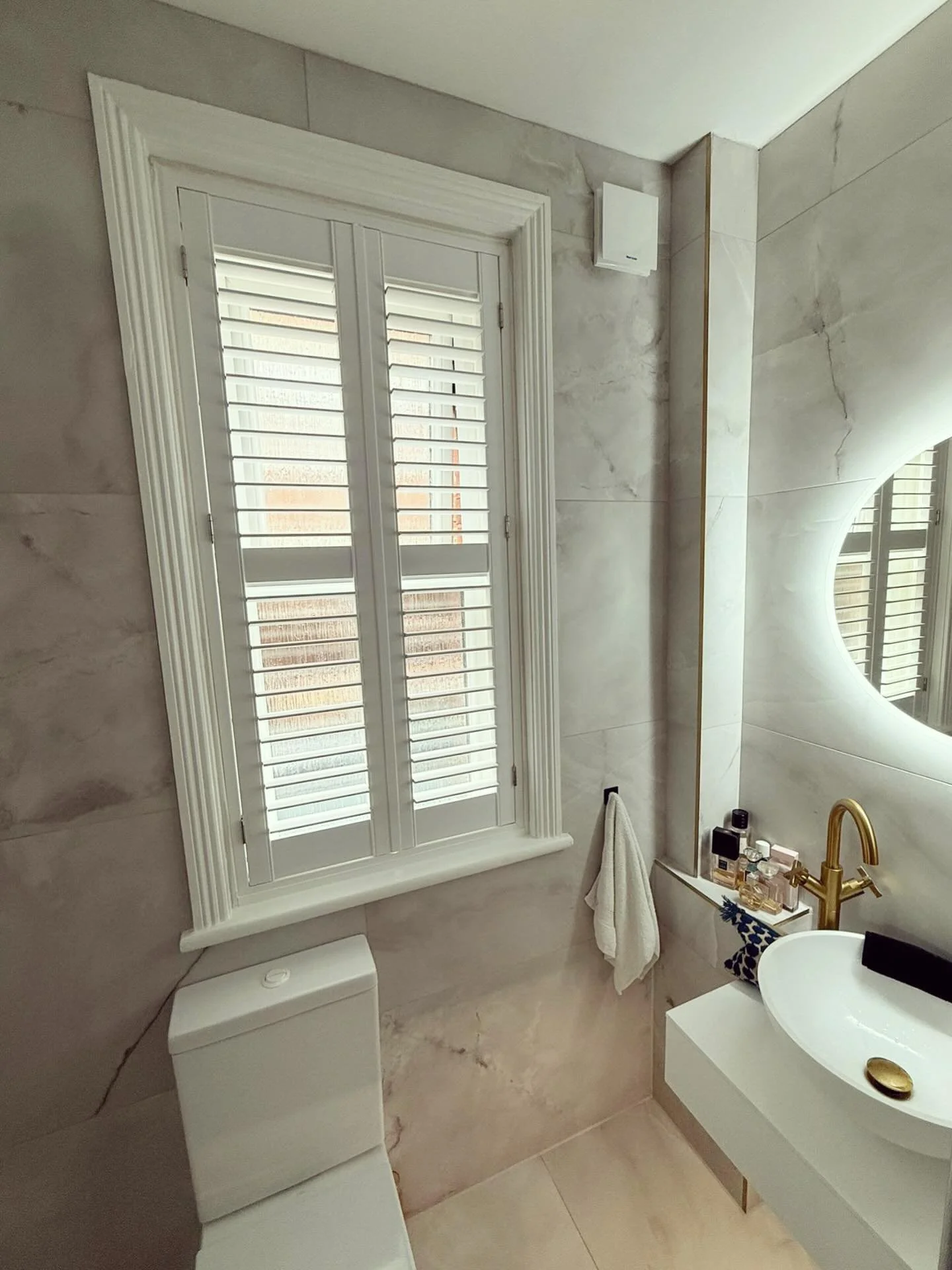 Waterproof Shutter installation to this stunning bathroom in Charminster yesterday.
64mm Louvres, in Pure White with the Easy Tilt Mechanism
.
.
.
#plantationshutters #windowshutters #bespokeshutters #madetomeasure #shutters #shutterblinds #whiteshut