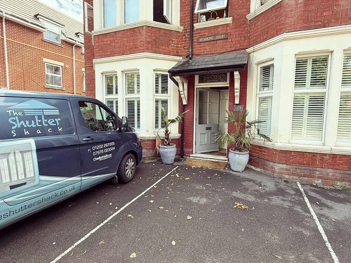 Outside and in of this beautiful flat in Charminster.
Tier on Tier, Hardwood Shutters, 64mm Louvres, in Pure White with the Easy Tilt Mechanism.
.
.
.
.
#plantationshutters #windowshutters #bespokeshutters #madetomeasure #shutters #shutterblinds #whi