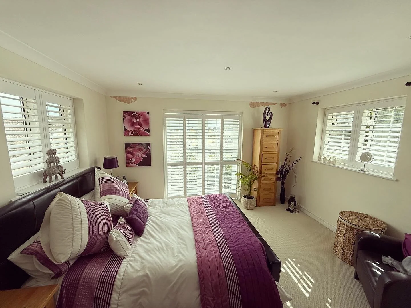 Hardwood shutters installed to this lovely bedroom in Shaftesbury.
76mm louvres, in pure white with the easy tilt mechanism.
.
.
.
.
#plantationshutters #windowshutters #bespokeshutters #madetomeasure #shutters #shutterblinds #whiteshutters #interior