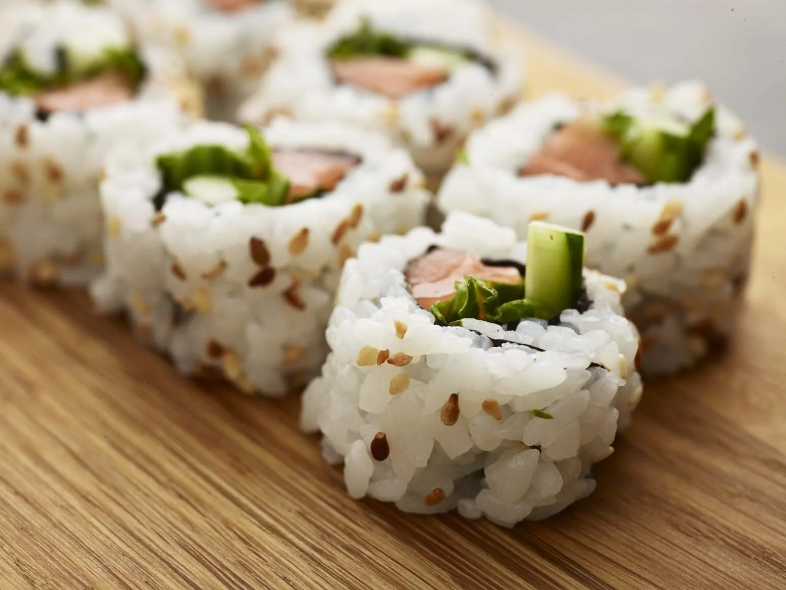 Uramaki på sukkertare med laks