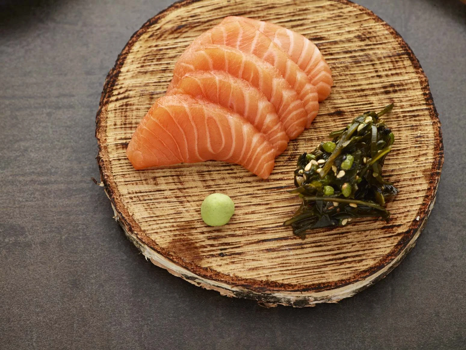 Sashimi av laks med tangsalat