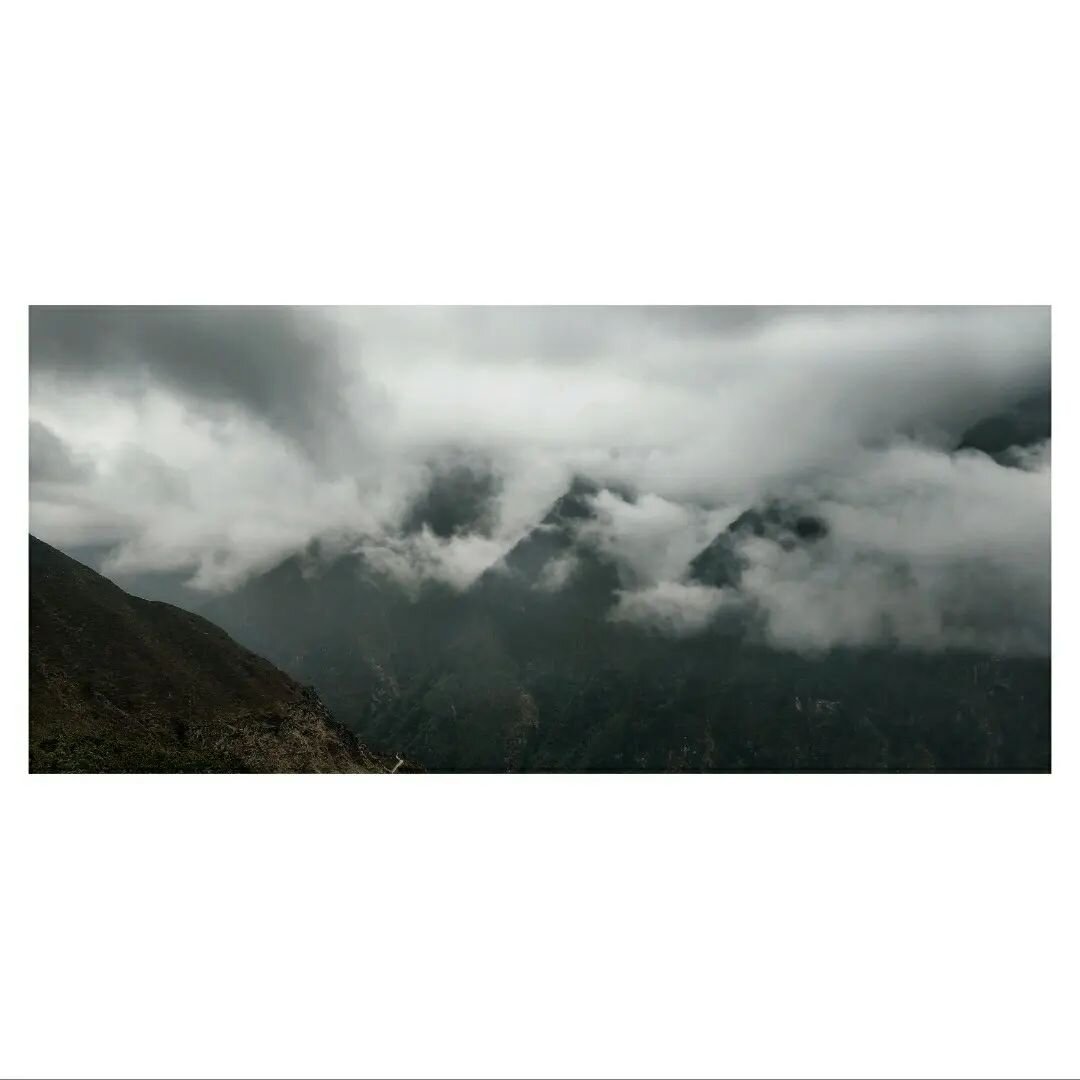 above the earth // beheath the clouds 
-
Between Namche &amp; Sangbuche
.
.
.
.
.

#trek #trekking #nature #travel #mountains #mtb #adventure #hiking #maharashtra #travelphotography #india #photography #everesttrek #namchebazar #moutainphotography #n