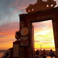 The unique entrance of Palia Kameni Bar