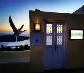 The entrance of Tango Bar in Santorini