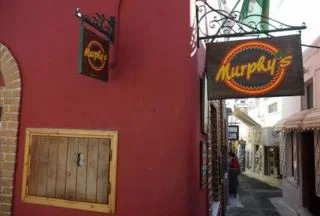 Murphys is one of the most famous clubs of Santorini. For very good reasons…